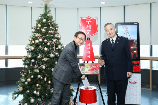 조용일(왼쪽) 현대해상 대표이사가 지난 17일 서울 서대문구 구세군빌딩에서 구세군 자선냄비에 성금 2억원을 기부하고 있다. [현대해상 제공]